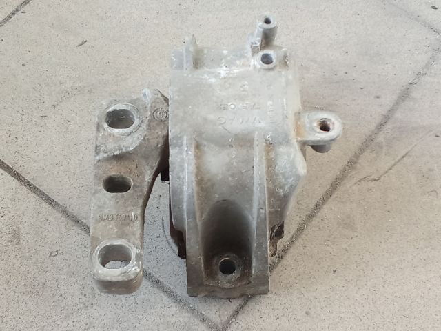 bontott VW GOLF V Motor Tartó Bak (Pozíciófüggetlen)