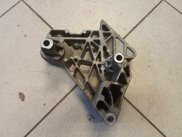 bontott VW GOLF V Motor Tartó Bak (Pozíciófüggetlen)