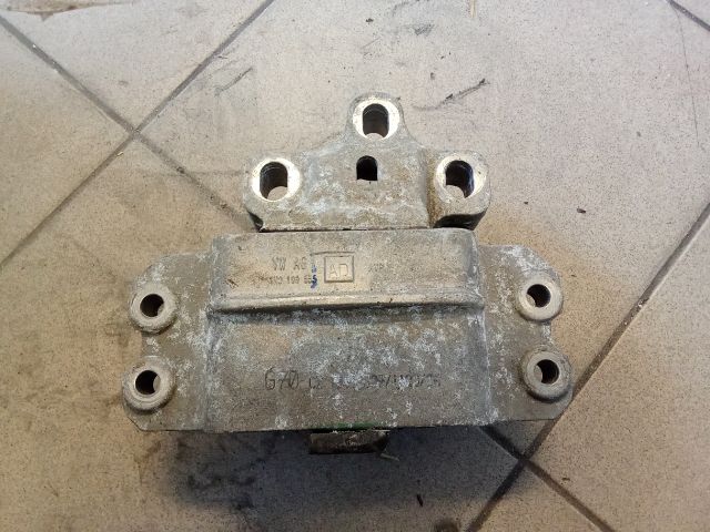 bontott VW GOLF V Motor Tartó Bak (Pozíciófüggetlen)