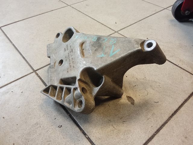 bontott VW GOLF V Motor Tartó Bak (Pozíciófüggetlen)