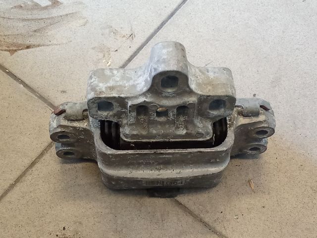 bontott VW GOLF V Motor Tartó Bak (Pozíciófüggetlen)