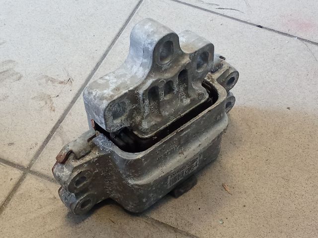 bontott VW GOLF V Motor Tartó Bak (Pozíciófüggetlen)