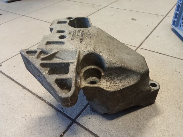 bontott VW GOLF V Motor Tartó Bak (Pozíciófüggetlen)