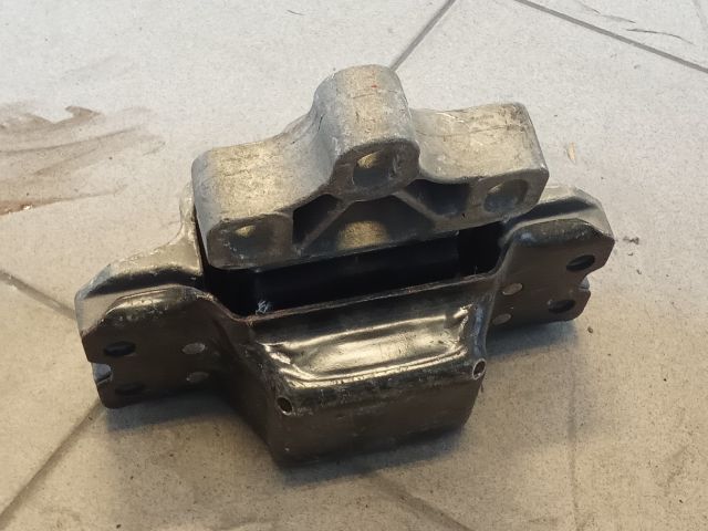 bontott VW GOLF V Motor Tartó Bak (Pozíciófüggetlen)