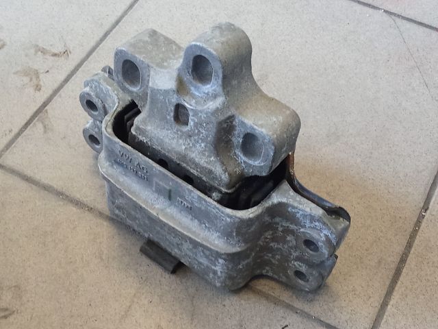 bontott VW GOLF V Motor Tartó Bak (Pozíciófüggetlen)