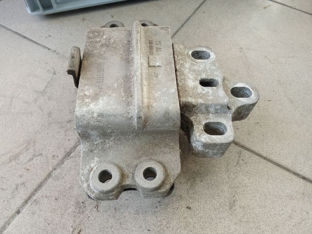 bontott VW GOLF V Motor Tartó Bak (Pozíciófüggetlen)