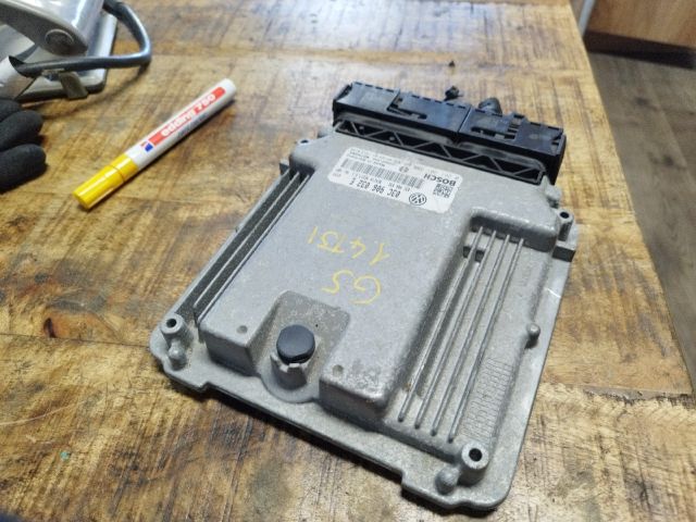 bontott VW GOLF V Motorvezérlő