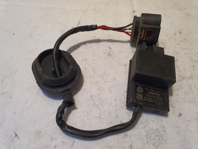 bontott VW GOLF V Üzemanyag Szivattyú Relé