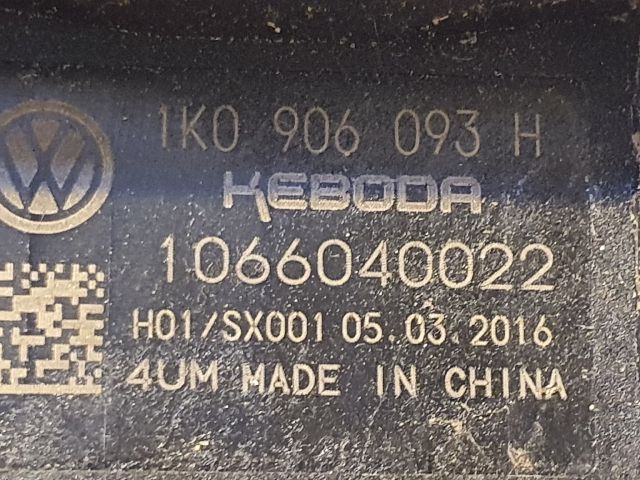 bontott VW GOLF V Üzemanyag Szivattyú Relé