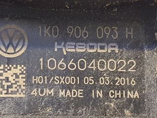 bontott VW GOLF V Üzemanyag Szivattyú Relé