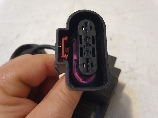 bontott VW GOLF V Üzemanyag Szivattyú Relé