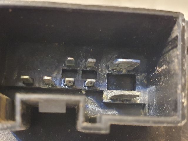 bontott VW GOLF V Üzemanyag Szivattyú Relé