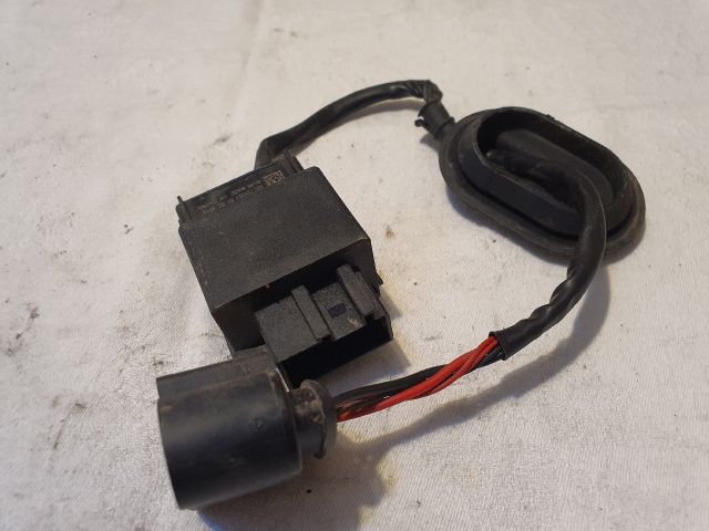 bontott VW GOLF V Üzemanyag Szivattyú Relé