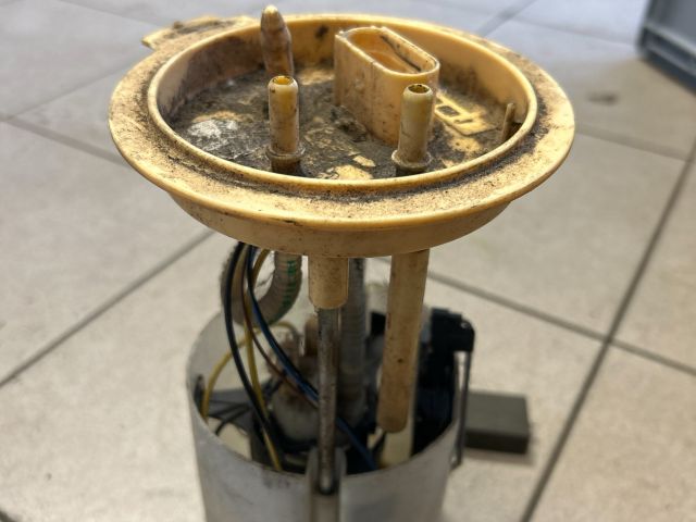 bontott VW GOLF V Üzemanyag Szivattyú