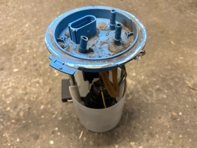 bontott VW GOLF V Üzemanyag Szivattyú