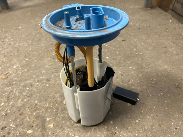 bontott VW GOLF V Üzemanyag Szivattyú