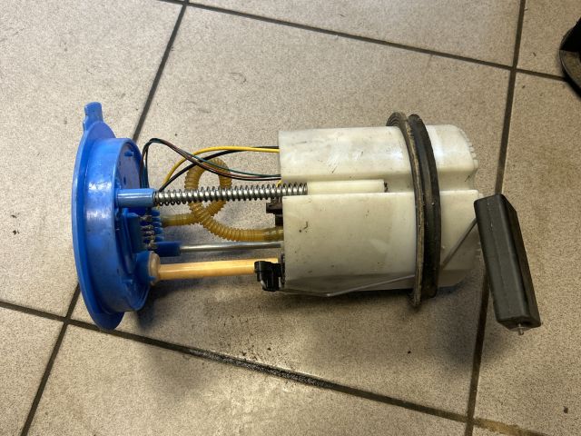 bontott VW GOLF V Üzemanyag Szivattyú