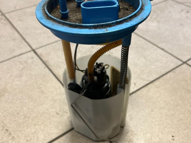 bontott VW GOLF V Üzemanyag Szivattyú