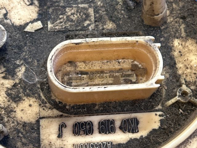 bontott VW GOLF V Üzemanyag Szivattyú