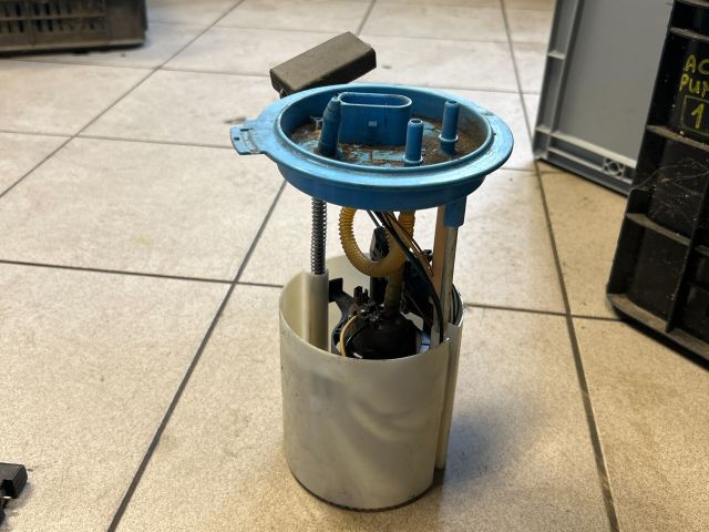 bontott VW GOLF V Üzemanyag Szivattyú