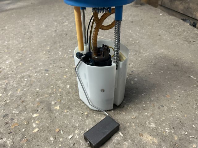 bontott VW GOLF V Üzemanyag Szivattyú