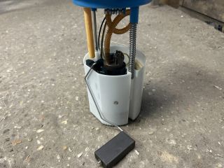 bontott VW GOLF V Üzemanyag Szivattyú