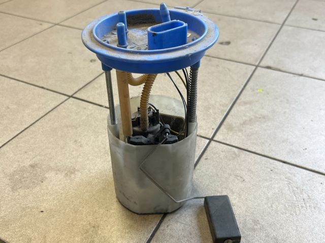 bontott VW GOLF V Üzemanyag Szivattyú