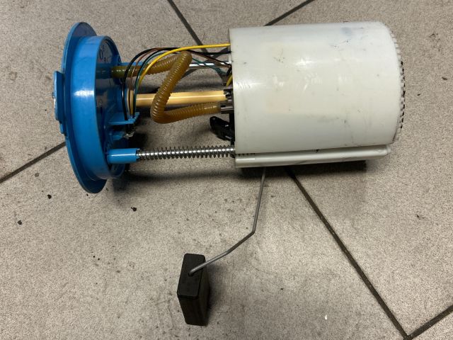 bontott VW GOLF V Üzemanyag Szivattyú