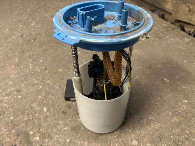 bontott VW GOLF V Üzemanyag Szivattyú