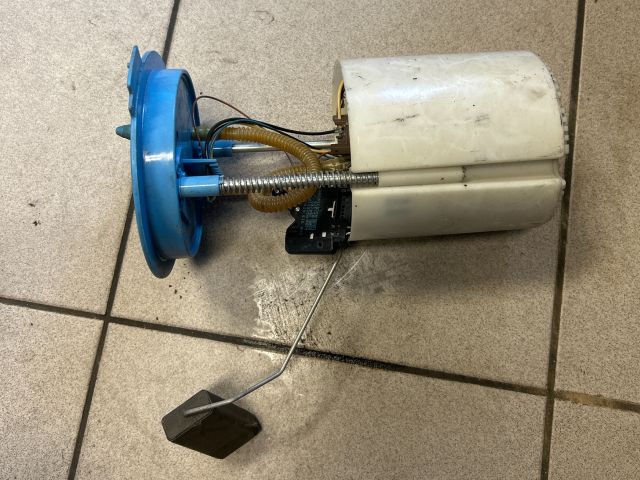 bontott VW GOLF V Üzemanyag Szivattyú