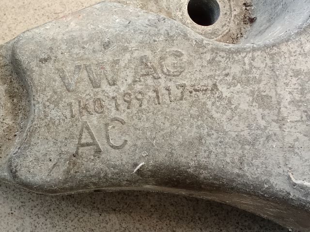 bontott VW GOLF V Váltó Tartó Bak (Pozíciófüggetlen)