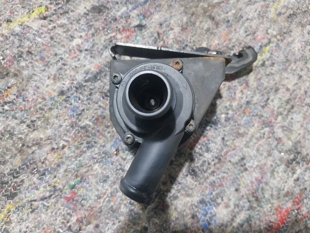 bontott VW GOLF V Vízpumpa