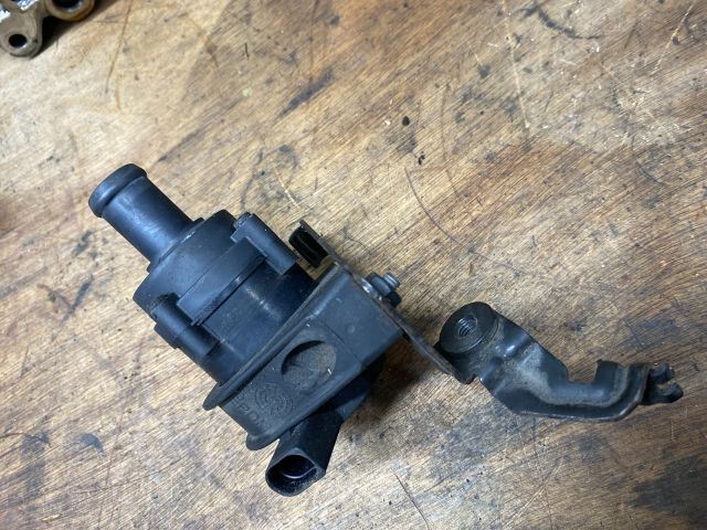 bontott VW GOLF V Vízpumpa