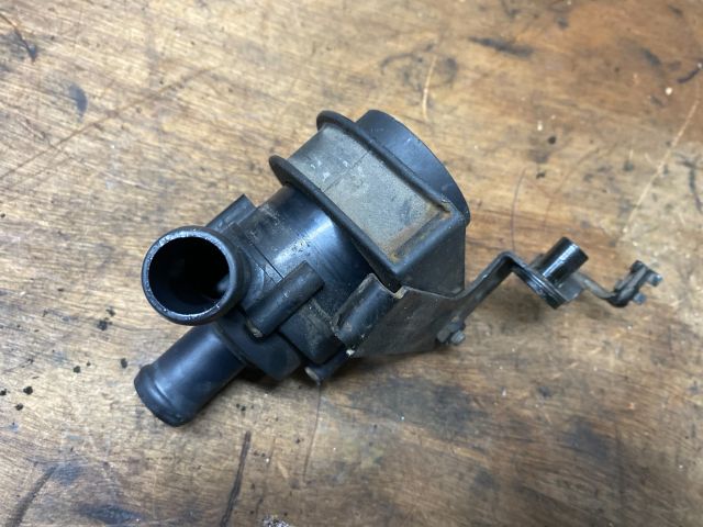 bontott VW GOLF V Vízpumpa