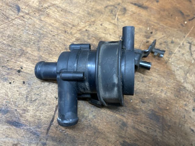 bontott VW GOLF V Vízpumpa