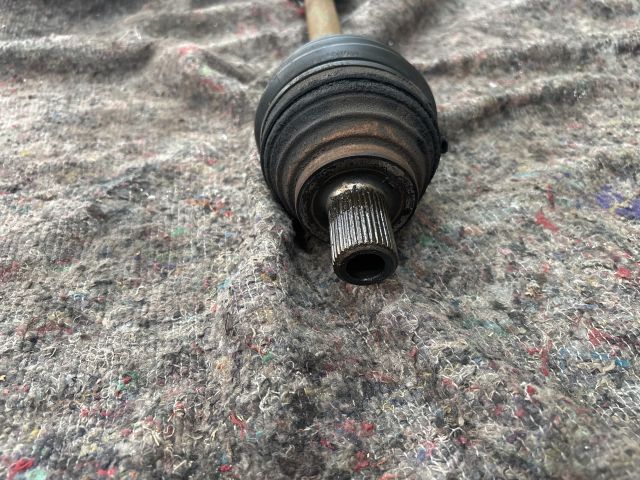 bontott VW GOLF V Bal Féltengely