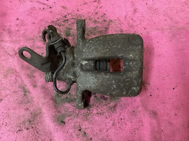 bontott VW GOLF V Bal hátsó Féknyereg Munkahengerrel