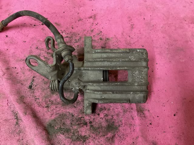 bontott VW GOLF V Bal hátsó Féknyereg Munkahengerrel