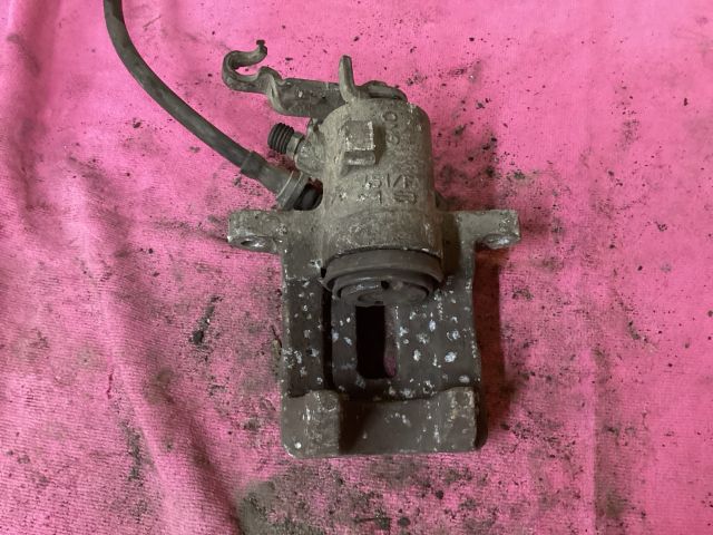 bontott VW GOLF V Bal hátsó Féknyereg Munkahengerrel