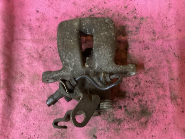 bontott VW GOLF V Bal hátsó Féknyereg Munkahengerrel