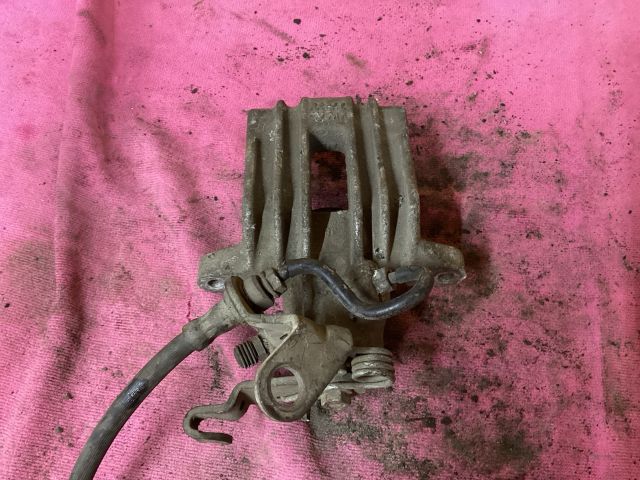 bontott VW GOLF V Bal hátsó Féknyereg Munkahengerrel