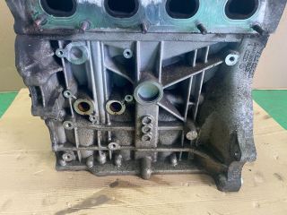 bontott VW GOLF V Motor (Fűzött blokk hengerfejjel)