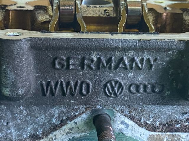 bontott VW GOLF V Motor (Fűzött blokk hengerfejjel)