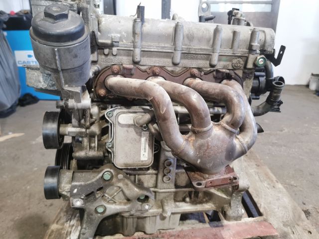 bontott VW GOLF V Motor (Fűzött blokk hengerfejjel)
