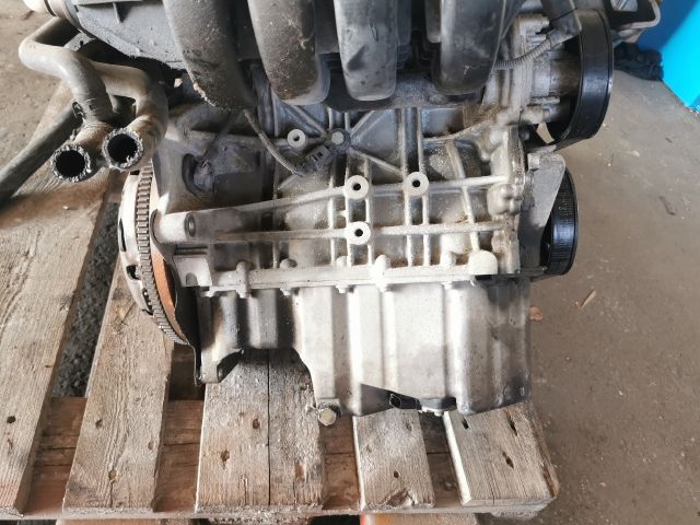 bontott VW GOLF V Motor (Fűzött blokk hengerfejjel)