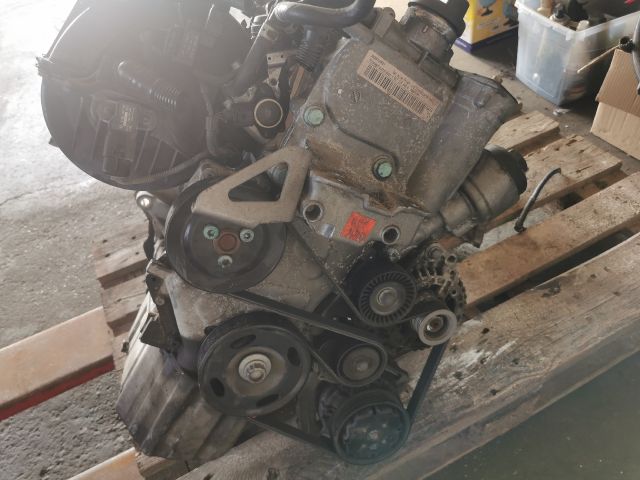 bontott VW GOLF V Motor (Fűzött blokk hengerfejjel)
