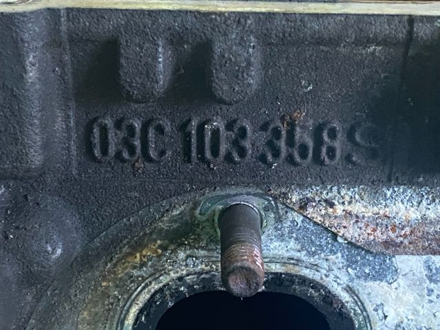 bontott VW GOLF V Motor (Fűzött blokk hengerfejjel)