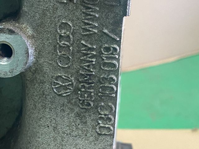 bontott VW GOLF V Motor (Fűzött blokk hengerfejjel)