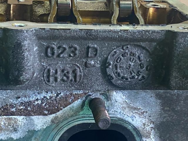 bontott VW GOLF V Motor (Fűzött blokk hengerfejjel)