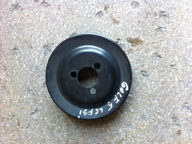 bontott VW GOLF V Vízpumpa Szíjtárcsa